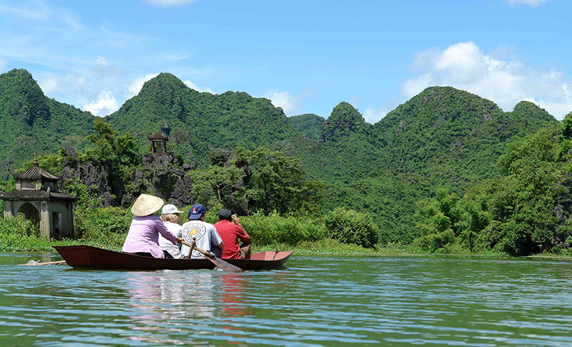 A cruise trip along Pefurme River