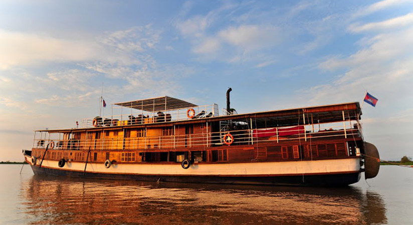 Take a boat to go to Phnom Penh