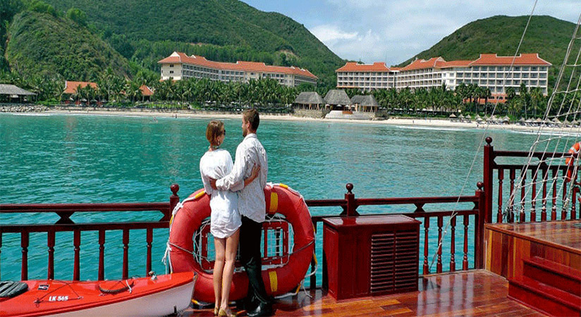 Visitors can see the beauty of Nha Trang bay in the morning