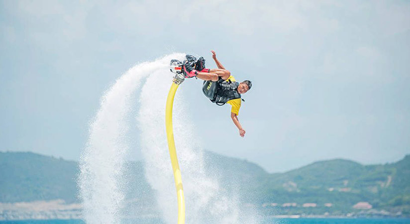 You can play some adventurous but interesting games on Nha Trang beach 