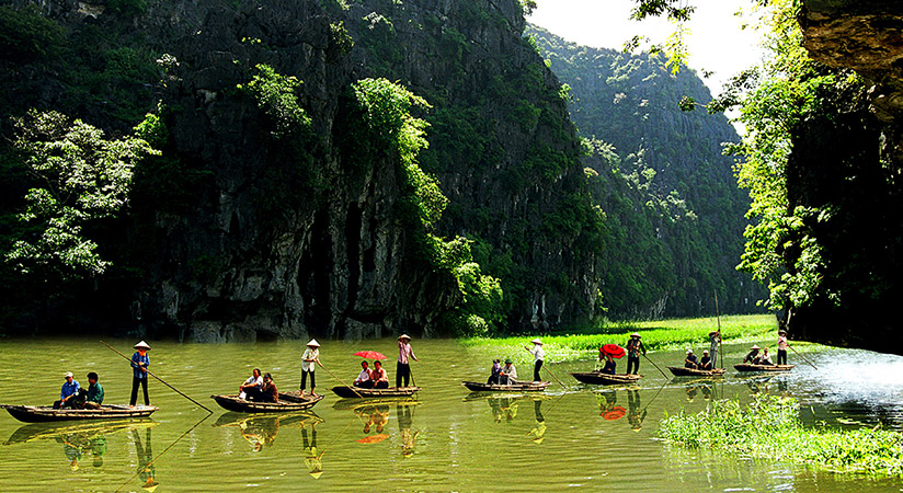 Sitting on the boat, visitors can see the beautiful scenery of Trang An 