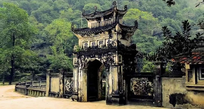 Dinh and Le dynastic temples